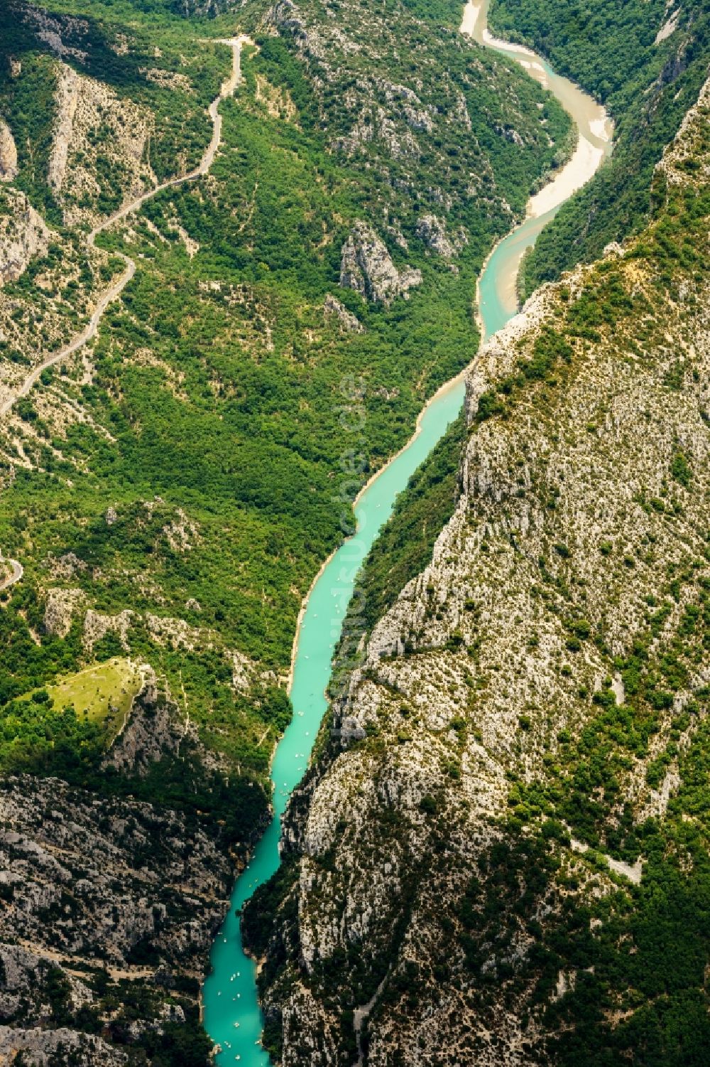 Luftaufnahme Moustiers-Sainte-Marie - Schlucht Gorges du Verdon in Aiguines in Provence-Alpes-Cote d'Azur, Frankreich