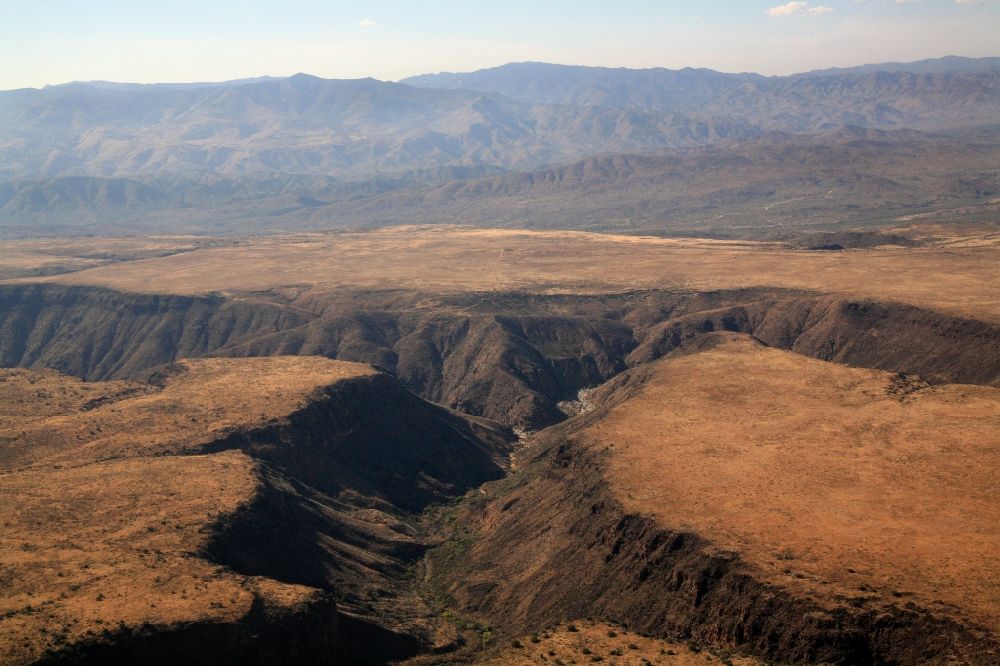 Luftaufnahme Black Canyon Stadt - Schlucht und Hochebene nördlich von Black Canyon Stadt in Arizona in USA