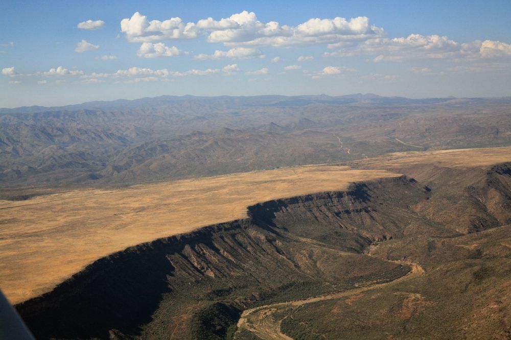 Black Canyon Stadt aus der Vogelperspektive: Schlucht und Hochebene nördlich von Black Canyon Stadt in Arizona in USA