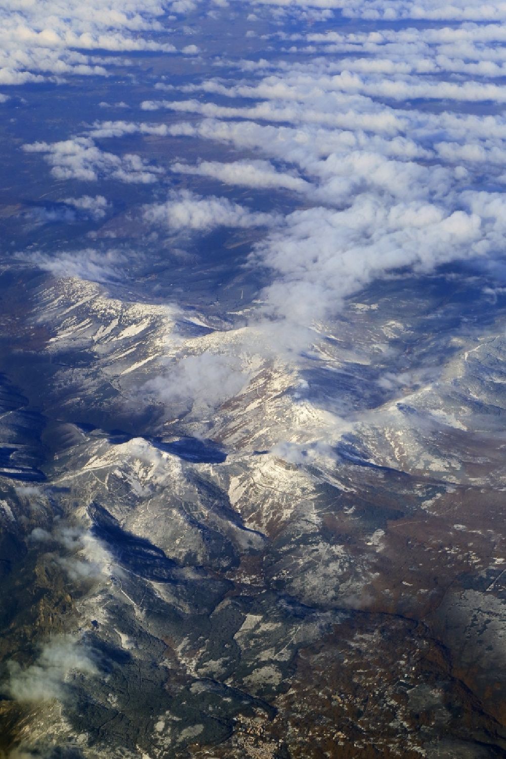 Luftbild La Alberca - Schneebedeckte Gipfel in der Felsen- und Berglandschaft Sierra de Francia in La Alberca in Castilla y Leon, Spanien