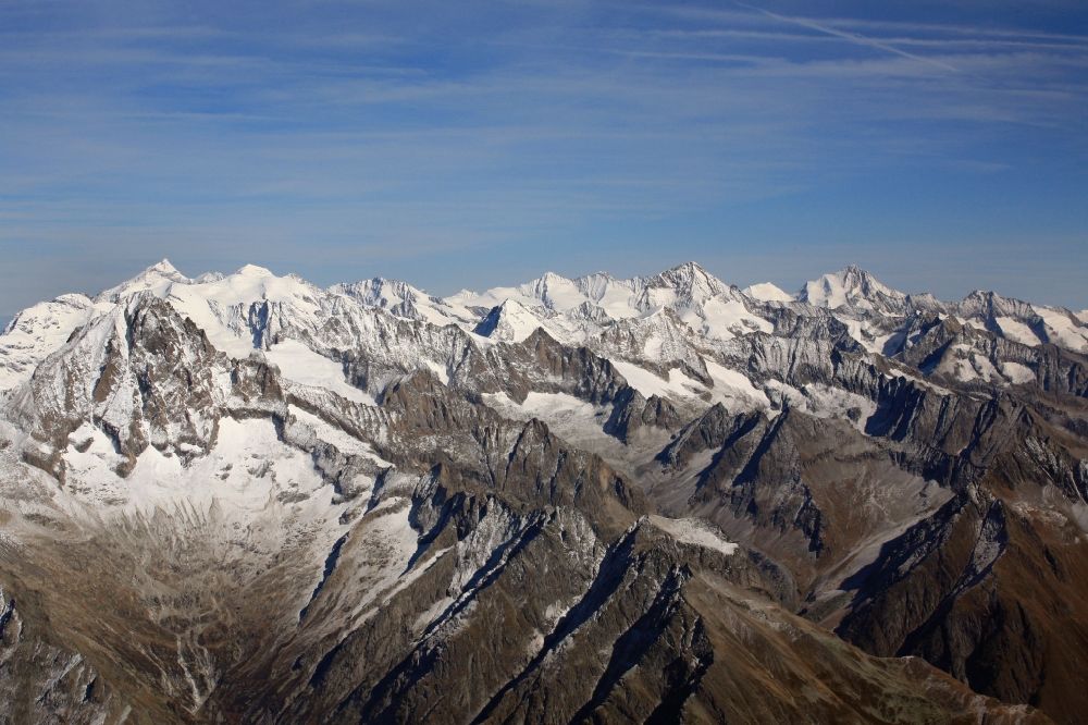 Luftbild Blatten - Schneebedeckte Gipfel in den Schweizer Alpen beim Bietschhorn (links) in der Felsen- und Berglandschaft bei Blatten im Kanton Wallis, Schweiz