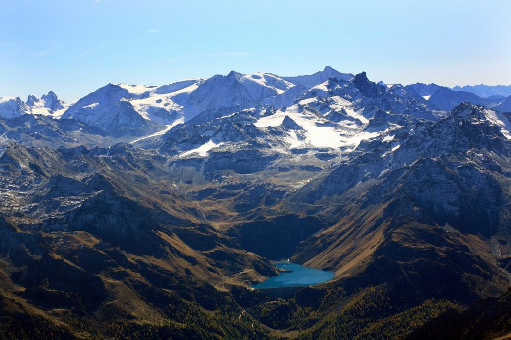Luftbild Nendaz - Schneebedeckte Gipfel in den Schweizer Alpen und Blick über den Stausee Lac de Cleuson beim Mont Fort in der Felsen- und Berglandschaft bei Nendaz im Kanton Valais, Schweiz