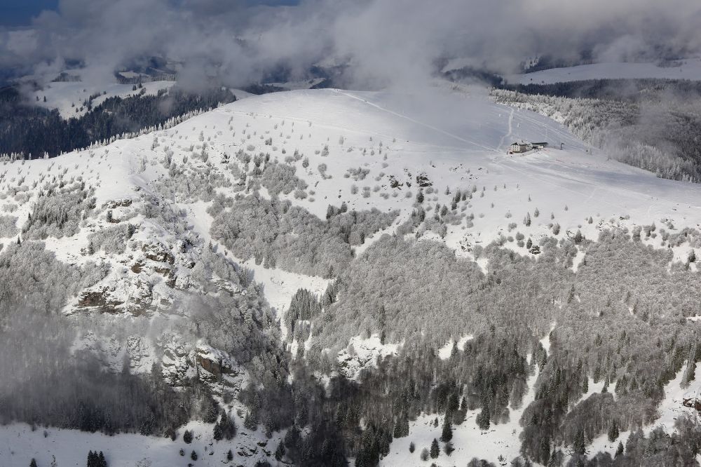 Schönenberg aus der Vogelperspektive: Schneebedeckte Gipfelregion des Belchen im Schwarzwald bei Schönenberg im Bundesland Baden-Württemberg