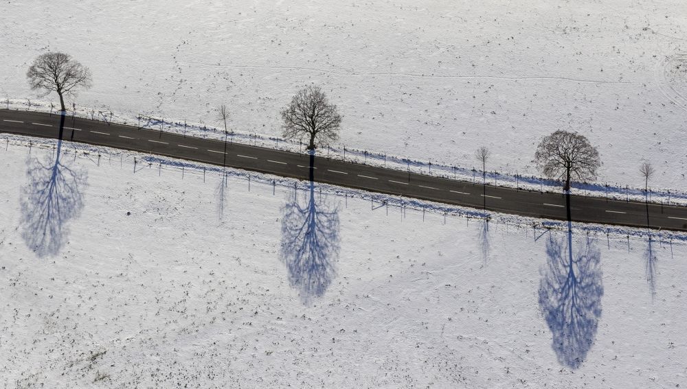 Fredeburg von oben - Schneebedeckte Landstraße im Winter bei Fredeburg im Bundesland Nordrhein-Westfalen NRW