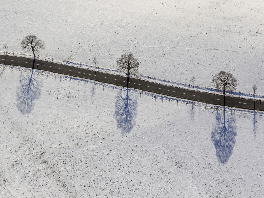 Fredeburg aus der Vogelperspektive: Schneebedeckte Landstraße im Winter bei Fredeburg im Bundesland Nordrhein-Westfalen NRW