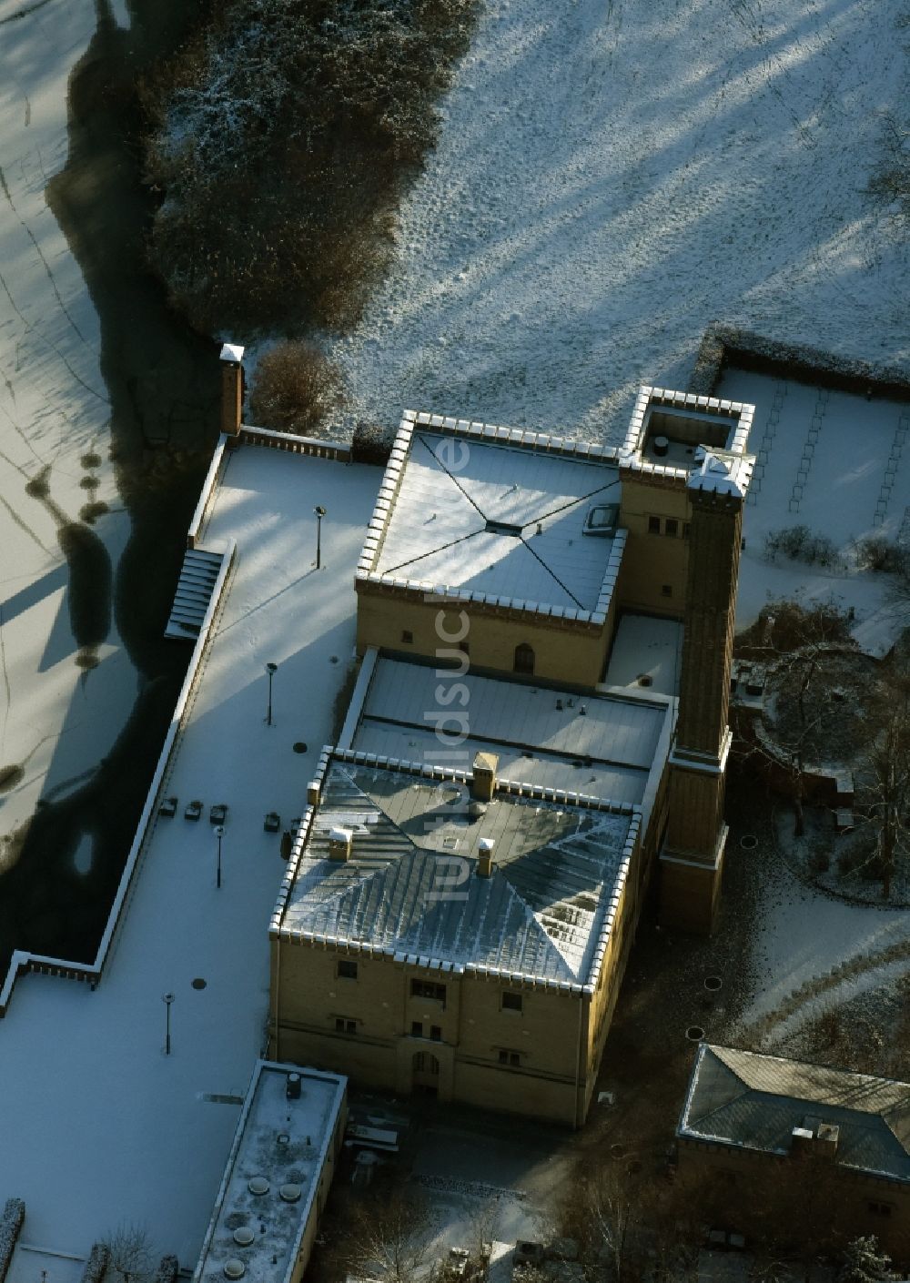 Luftaufnahme Potsdam - Schneebedeckte Meierei im Neuen Garten in Potsdam im Bundesland Brandenburg