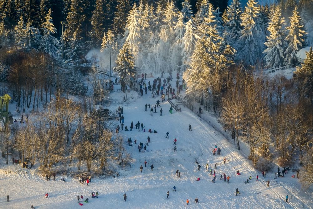 Winterberg aus der Vogelperspektive: Schneebedeckte Skigebiete und Abfahrtslaufpisten in den Wintersportgebieten in Winterberg im Bundesland Nordrhein-Westfalen