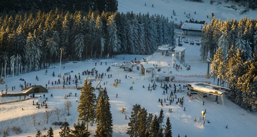 Luftbild Winterberg - Schneebedeckte Skigebiete und Abfahrtslaufpisten in den Wintersportgebieten in Winterberg im Bundesland Nordrhein-Westfalen