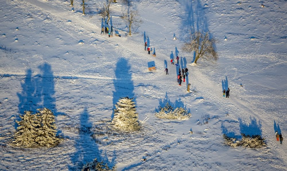Luftaufnahme Winterberg - Schneebedeckte Skigebiete und Abfahrtslaufpisten in den Wintersportgebieten in Winterberg im Bundesland Nordrhein-Westfalen