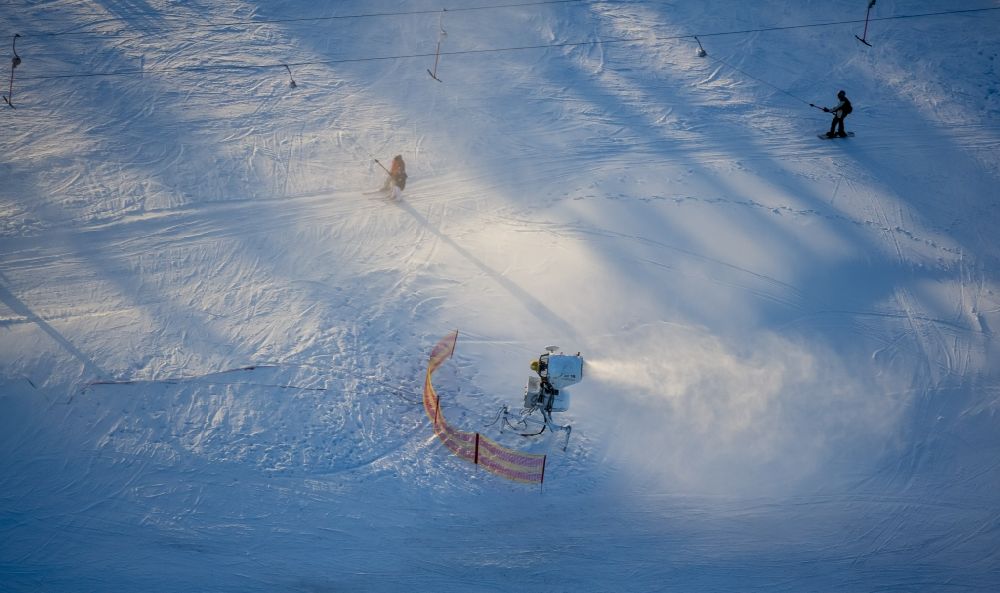 Luftbild Winterberg - Schneebedeckte Skigebiete und Abfahrtslaufpisten in den Wintersportgebieten in Winterberg im Bundesland Nordrhein-Westfalen