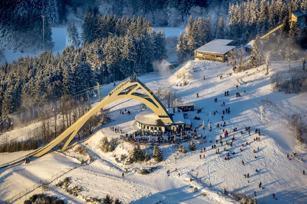Winterberg von oben - Schneebedeckte Skigebiete und Abfahrtslaufpisten in den Wintersportgebieten in Winterberg im Bundesland Nordrhein-Westfalen