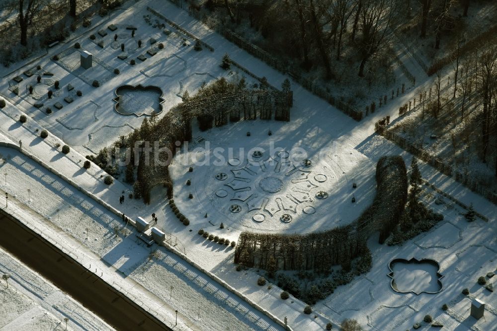 Luftbild Potsdam - Schneebedeckter Sizilianischer Garten im Sanssouci Park in Potsdam im Bundesland Brandenburg