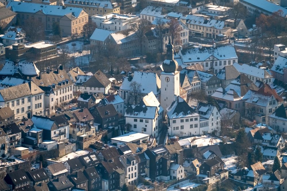 Luftbild Arnsberg - Schneebedecktes Kirchengebäude der Stadtkapelle St. Georg auf dem alten Markt in der Altstadt im Ortsteil Wennigloh in Arnsberg im Bundesland Nordrhein-Westfalen