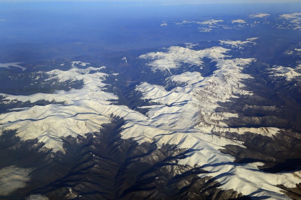 Luftbild Tarcu - Schneebedecktes Tarcu Gebirge in den Karpaten in Rumänien