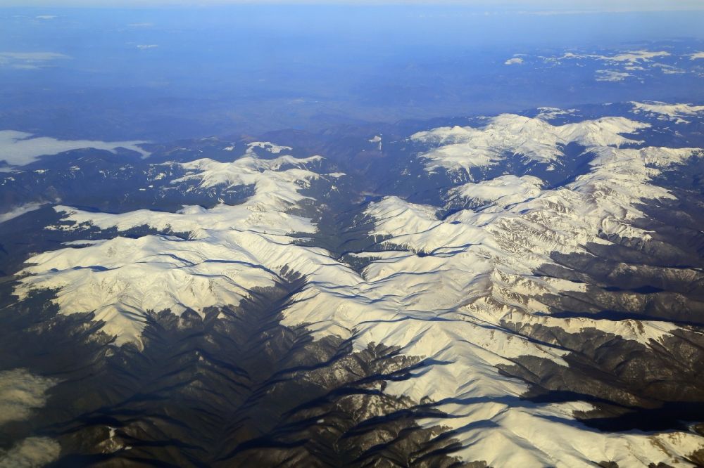 Luftaufnahme Tarcu - Schneebedecktes Tarcu Gebirge in den Karpaten in Rumänien