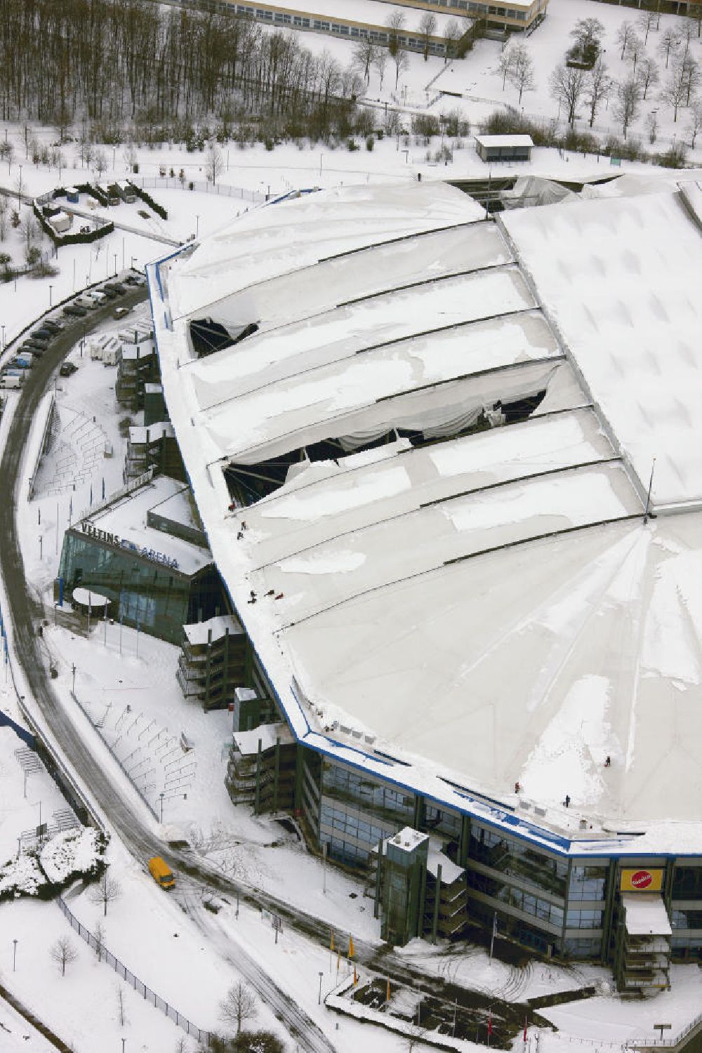 Luftaufnahme GELSENKIRCHEN - Schneeschäden am Dach der Schalke - Arena in Gelsenkirchen