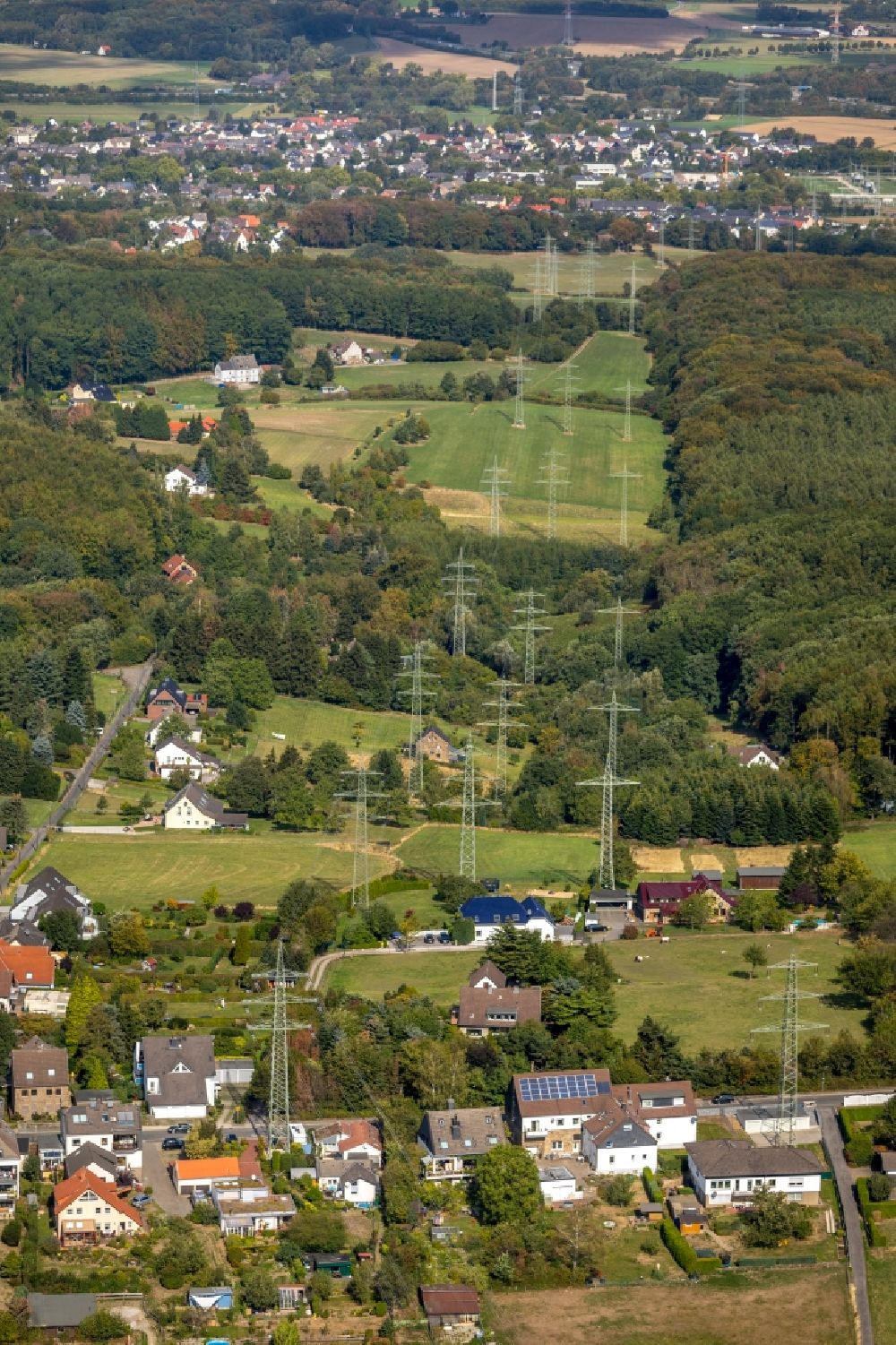 Luftaufnahme Rüdinghausen - Schneisen- und Streckenverlauf der Stromführungstrasse in Rüdinghausen im Bundesland Nordrhein-Westfalen, Deutschland