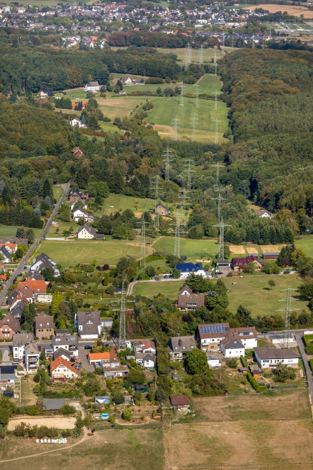 Rüdinghausen von oben - Schneisen- und Streckenverlauf der Stromführungstrasse in Rüdinghausen im Bundesland Nordrhein-Westfalen, Deutschland