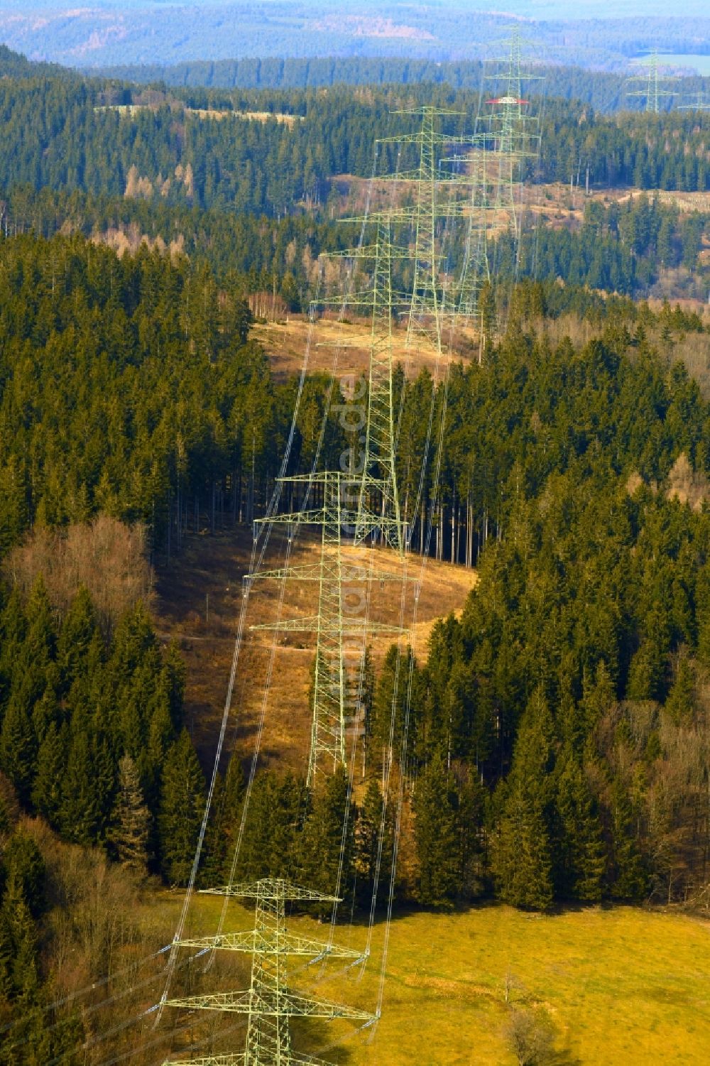 Möhrenbach aus der Vogelperspektive: Schneisen- und Streckenverlauf der Thüringer Strombrücke nahe Möhrenbach im Bundesland Thüringen, Deutschland