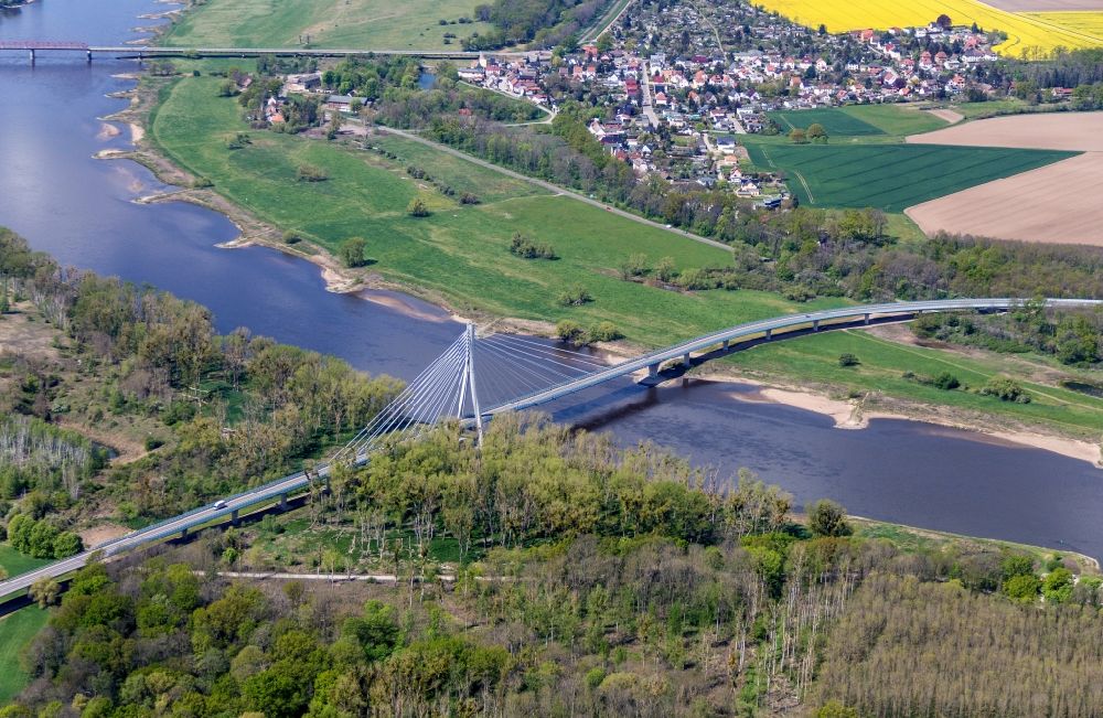 Luftbild Schönebeck (Elbe) - Schrägseilbrücke entlang der Bundesstraßeaße 246a in Schönebeck (Elbe) im Bundesland Sachsen-Anhalt, Deutschland