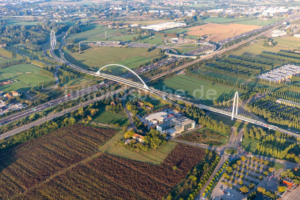 Reggio Emilia aus der Vogelperspektive: Schrägseilbrücken Ponte Di Calatrava, Vela di Calatrava NORD und SÜD über die Schnellbahntrasse der Autostrada del Sole in Reggio Emilia in Emilia-Romagna, Italien
