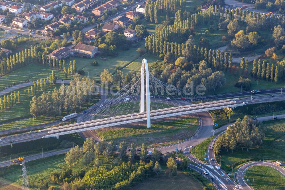 Luftbild Reggio Emilia - Schrägseilbrücken Ponte Di Calatrava, Vela di Calatrava NORD und SÜD über die Schnellbahntrasse der Autostrada del Sole in Reggio Emilia in Emilia-Romagna, Italien