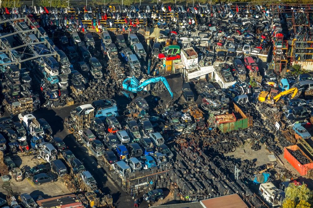 Unna von oben - Schrottplatz zur Verwertung von PKW Automobilen und Gebrauchtfahrzeugen mit Zerlegung und Ersatzteilhandel in Unna im Bundesland Nordrhein-Westfalen, Deutschland