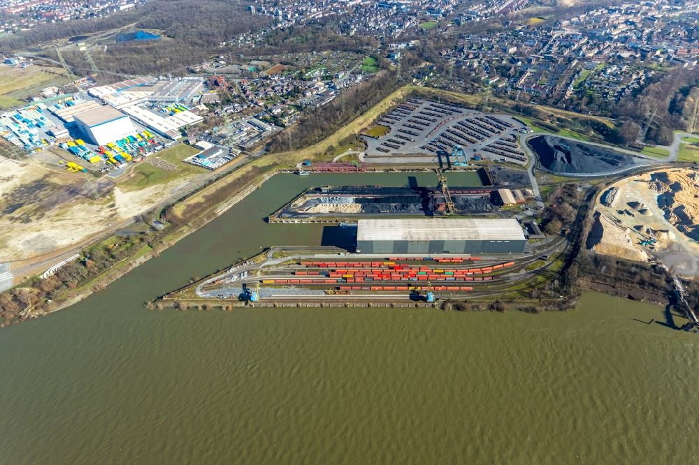 Luftaufnahme Duisburg - Schüttgutverladung an den Schiffs- Anlegestellen am Binnenhafen in Duisburg im Bundesland Nordrhein-Westfalen, Deutschland