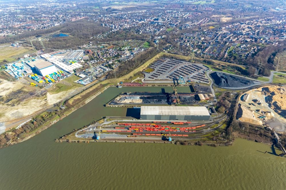 Duisburg von oben - Schüttgutverladung an den Schiffs- Anlegestellen am Binnenhafen in Duisburg im Bundesland Nordrhein-Westfalen, Deutschland