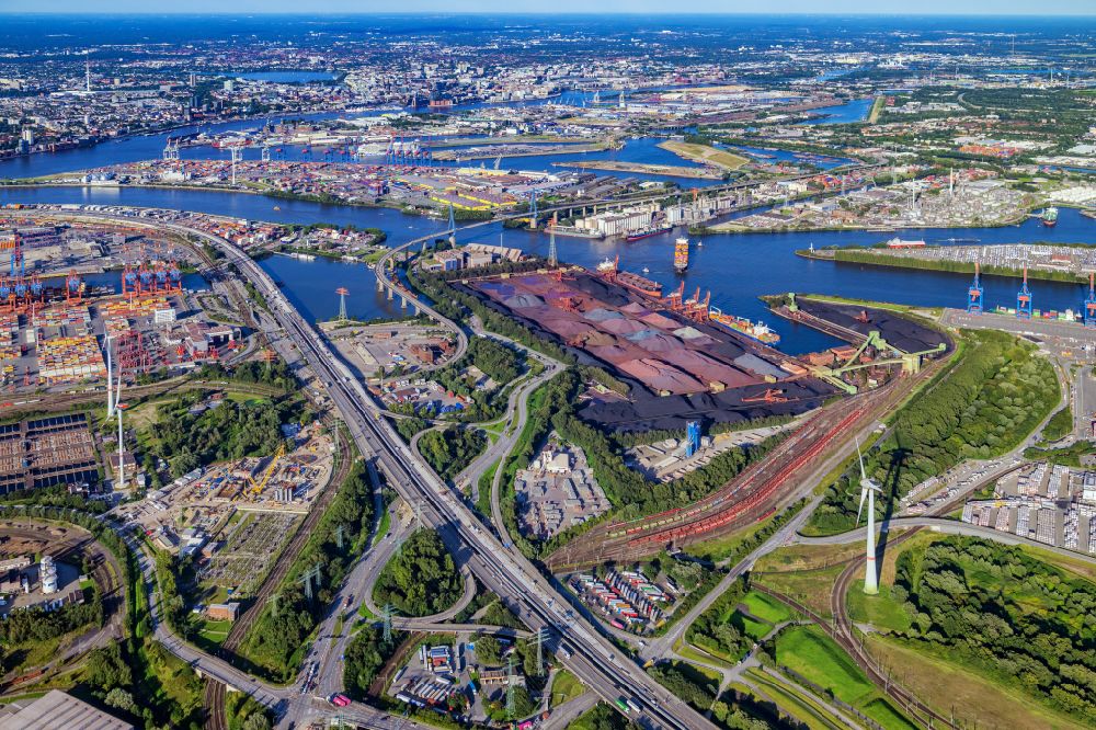 Hamburg von oben - Schüttgutverladung an den Schiffs- Anlegestellen am Am Sandauhafen im Ortsteil Altenwerder in Hamburg, Deutschland