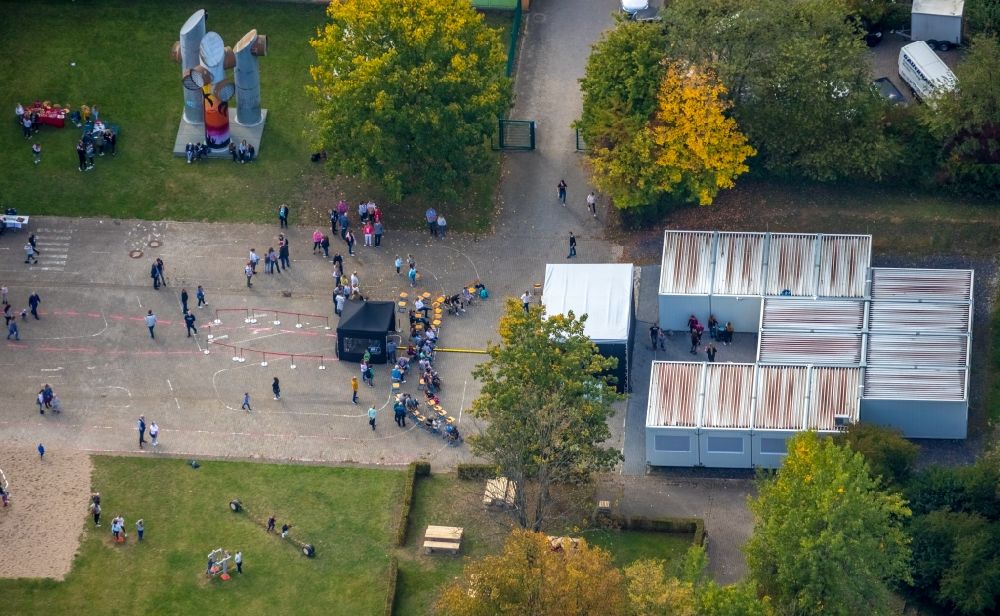 Luftaufnahme Fröndenberg/Ruhr - Schul- Festival auf dem Gelände der Gesamtschule Fröndenberg Im Wiesengrund in Fröndenberg/Ruhr im Bundesland Nordrhein-Westfalen, Deutschland