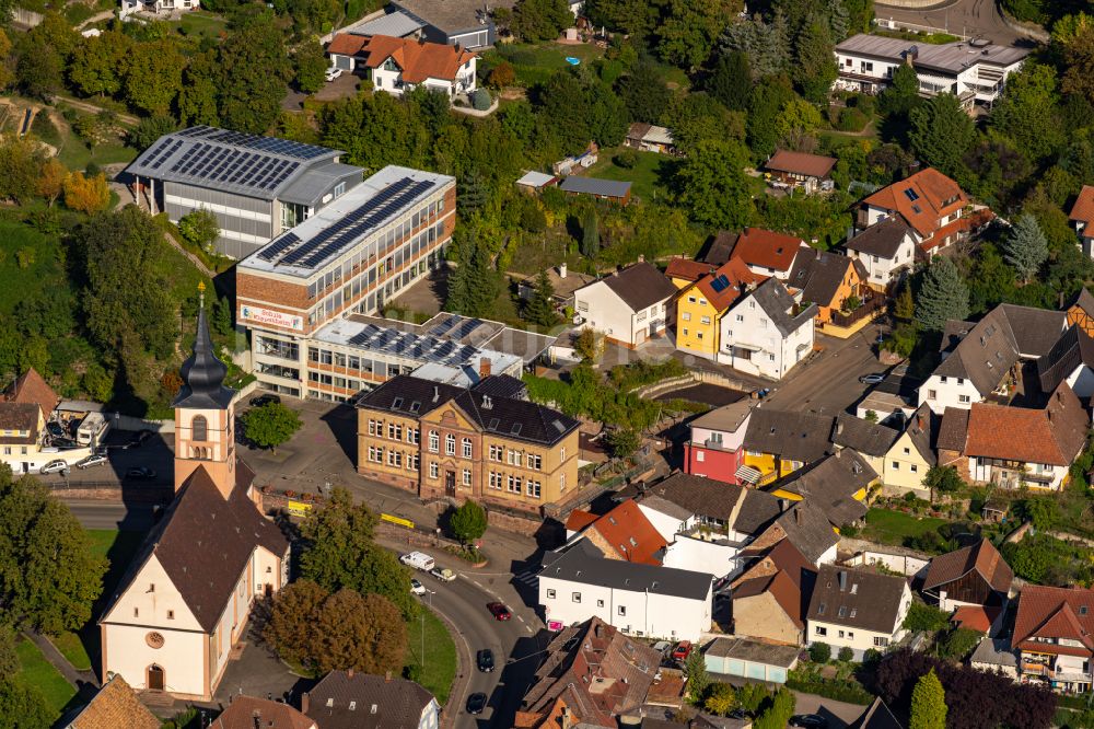 Kippenheim aus der Vogelperspektive: Schulgebäude Grund und Hauptschule in Kippenheim im Bundesland Baden-Württemberg, Deutschland