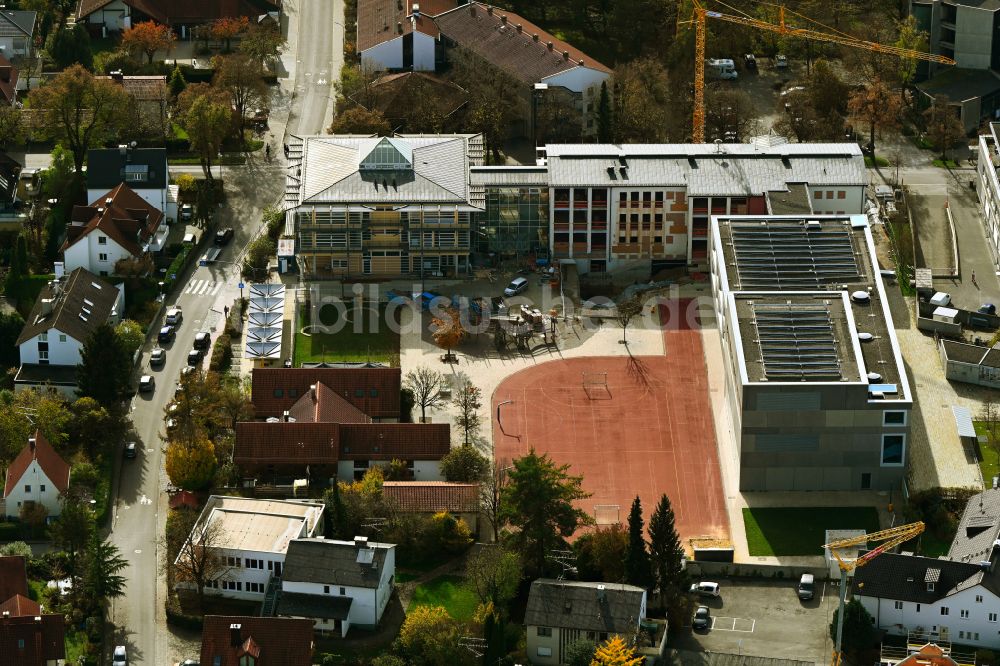 Luftaufnahme Unterföhring - Schulgebäude der Grundschule Unterföhring in Unterföhring im Bundesland Bayern, Deutschland