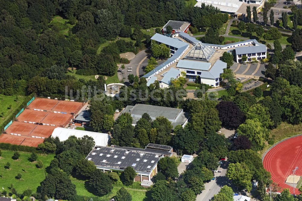 Jüchen aus der Vogelperspektive: Schulgebäude des Gymnasium Jüchen in Jüchen im Bundesland Nordrhein-Westfalen, Deutschland
