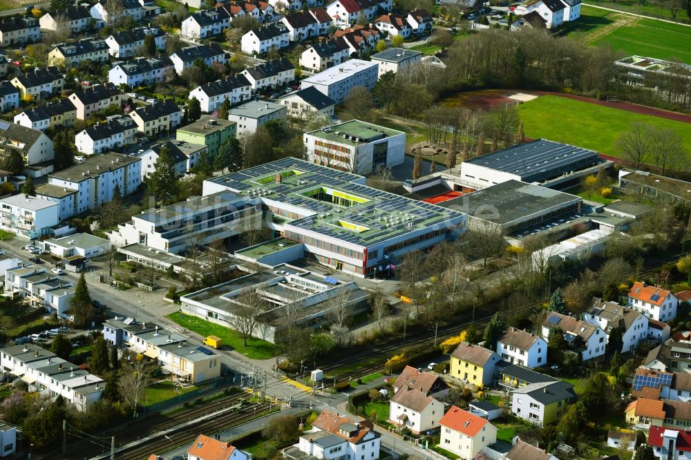 Luftbild Frankfurt am Main - Schulgebäude der Otto-Hahn-Schule am Urseler Weg in Frankfurt am Main im Bundesland Hessen, Deutschland