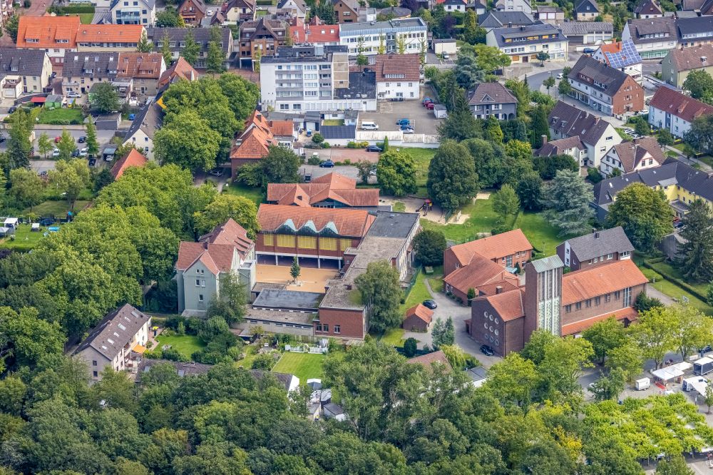 Bergkamen von oben - Schulgebäude Pestalozzischule und die Kirche St. Elisabeth in Bergkamen im Bundesland Nordrhein-Westfalen, Deutschland