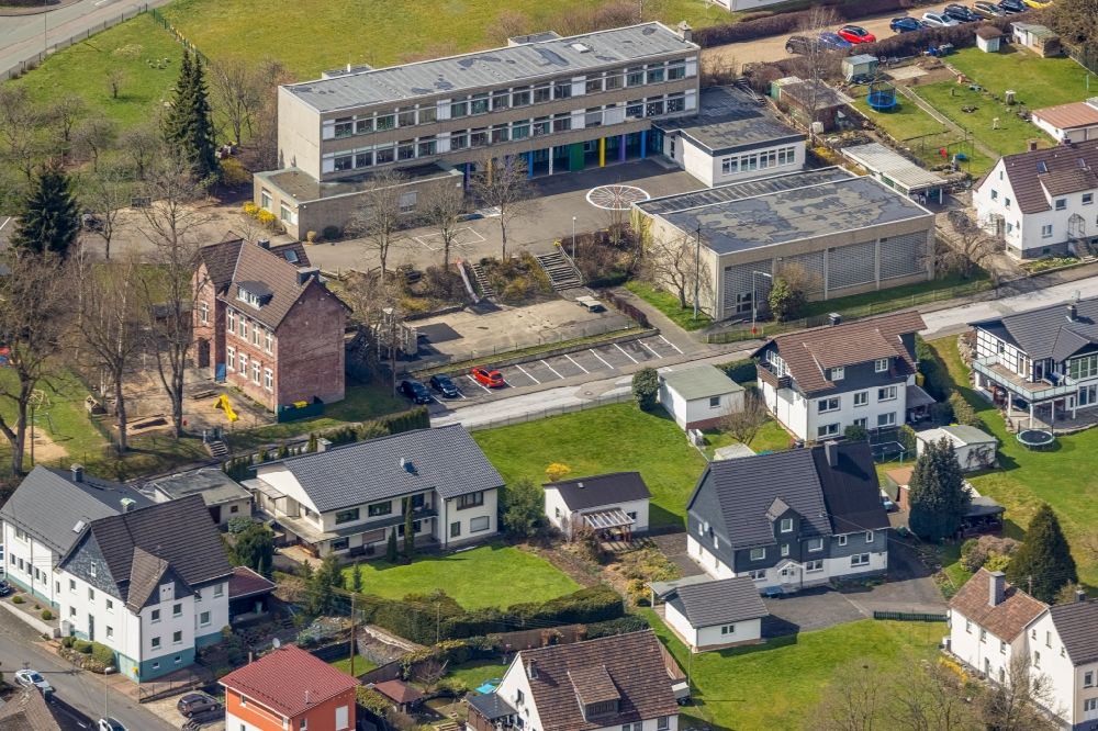 Luftaufnahme Eichen - Schulgebäude Adolf-Wurmbach-Grundschule in Eichen im Bundesland Nordrhein-Westfalen, Deutschland