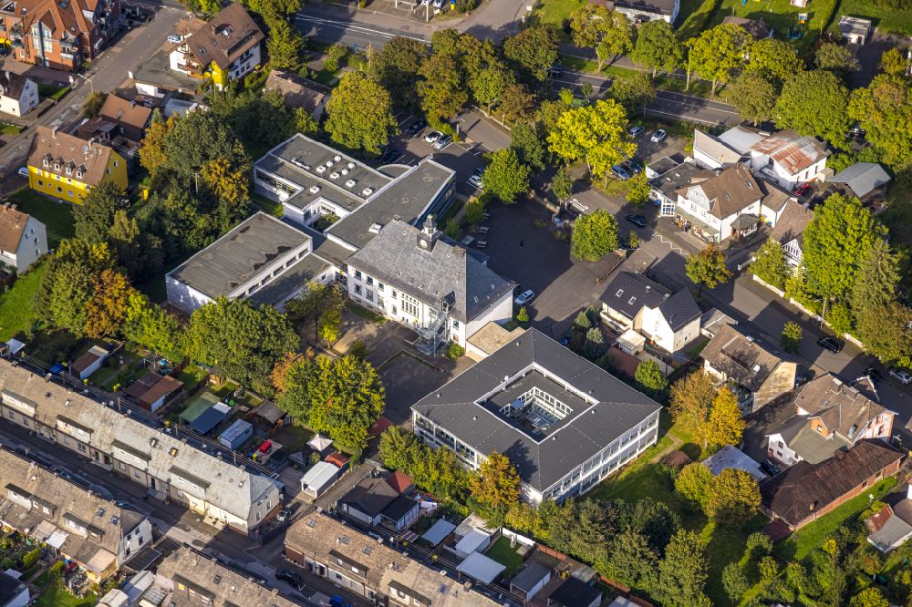 Kreuztal aus der Vogelperspektive: Schulgebäude der Adolf-Wurmbach-Grundschule in Kreuztal im Bundesland Nordrhein-Westfalen