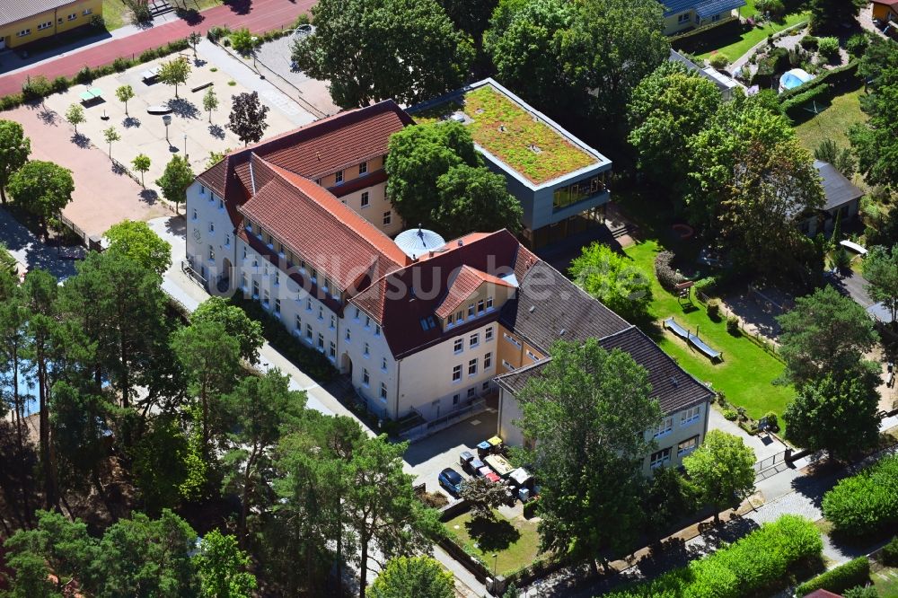 Luftaufnahme Bergfelde - Schulgebäude der Ahorn Grundschule in Bergfelde im Bundesland Brandenburg, Deutschland