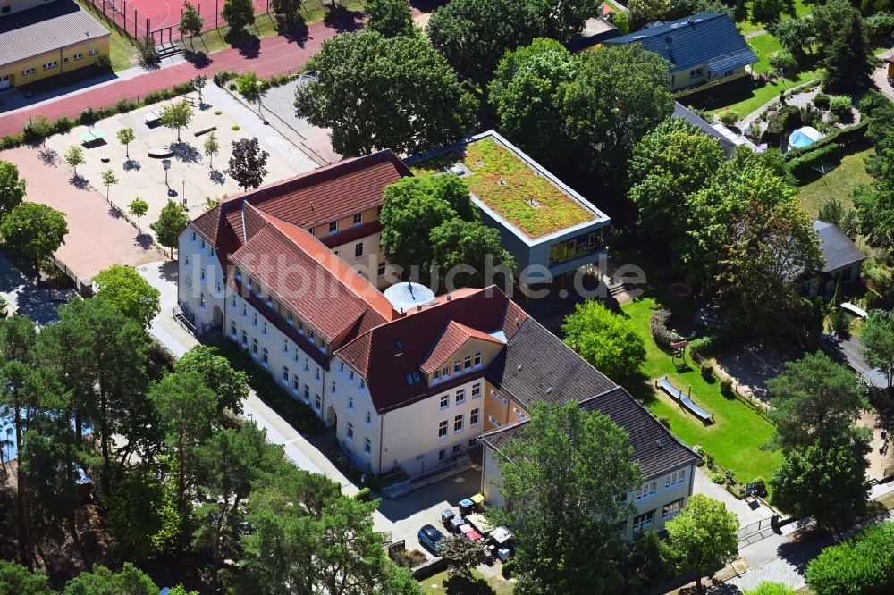 Bergfelde von oben - Schulgebäude der Ahorn Grundschule in Bergfelde im Bundesland Brandenburg, Deutschland
