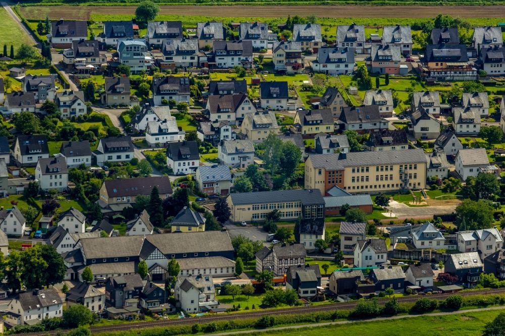 Luftaufnahme Bestwig - Schulgebäude der Andreas-Schule in Bestwig im Bundesland Nordrhein-Westfalen, Deutschland