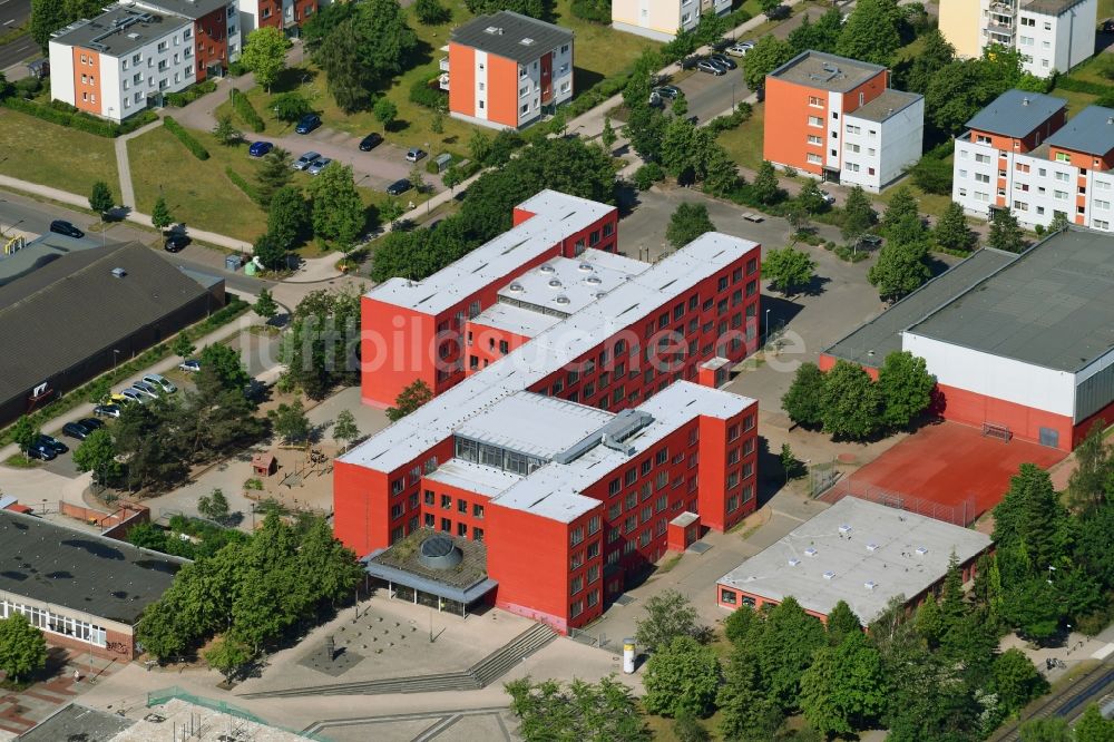 Luftbild Schwerin - Schulgebäude der Astrid Lindgren Grundschule in Schwerin im Bundesland Mecklenburg-Vorpommern, Deutschland