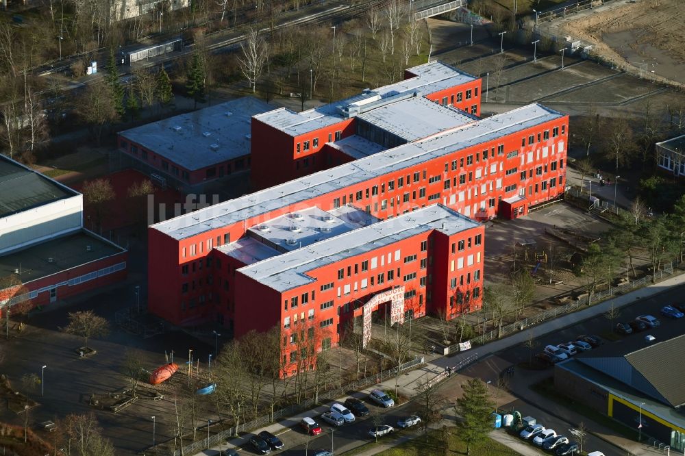 Luftaufnahme Schwerin - Schulgebäude der Astrid Lindgren Grundschule in Schwerin im Bundesland Mecklenburg-Vorpommern, Deutschland