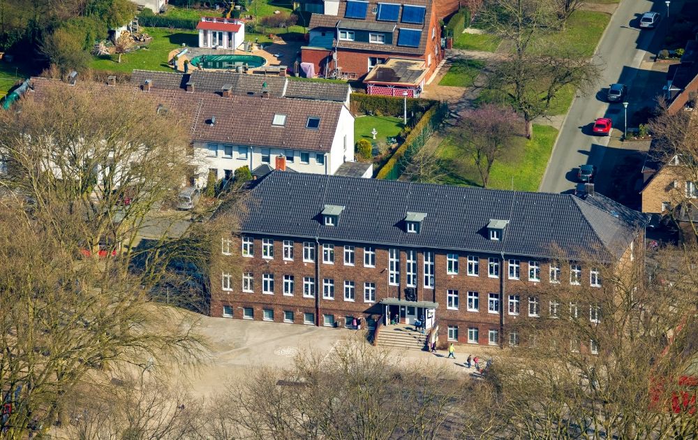 Luftaufnahme Bottrop - Schulgebäude der Astrid- Lindgren- Schule in Bottrop- Eigen im Bundesland Nordrhein-Westfalen