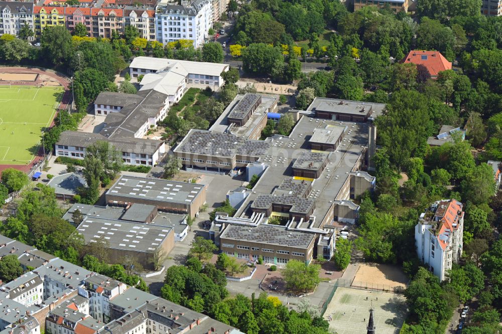 Luftaufnahme Berlin - Schulgebäude der Aziz-Nesin-Grundschule und Carl-von-Ossietzky-Schule im Ortsteil Kreuzberg in Berlin, Deutschland