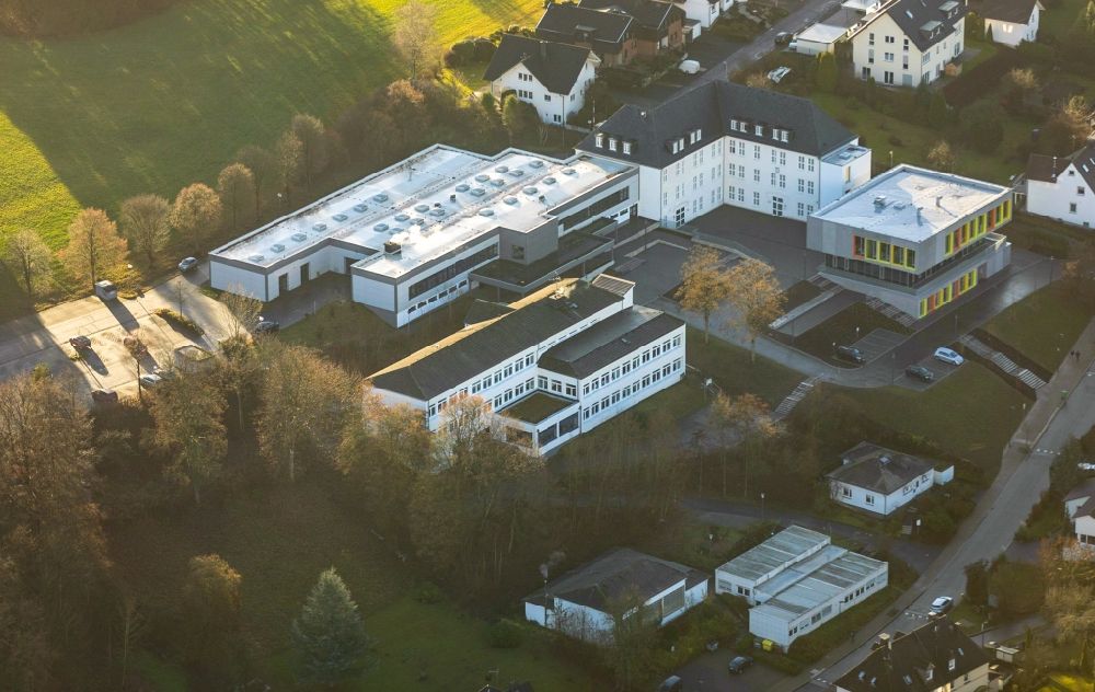 Luftaufnahme Attendorn - Schulgebäude des Berufskolleg des Kreises Olpe in Attendorn im Bundesland Nordrhein-Westfalen, Deutschland
