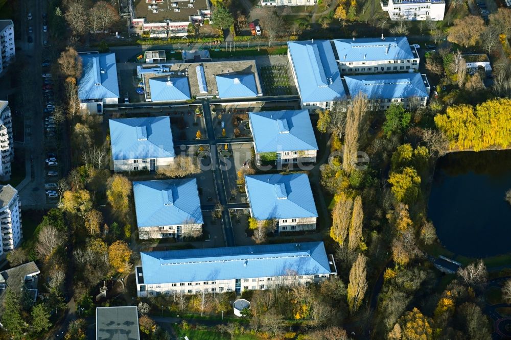 Luftaufnahme Berlin - Schulgebäude der Bettina-von-Arnim-Schule im Ortsteil Märkisches Viertel in Berlin, Deutschland