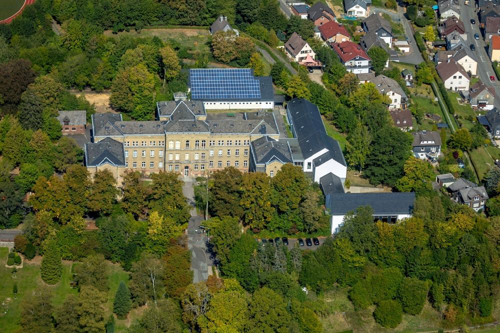 Luftaufnahme Hilchenbach - Schulgebäude der Carl-Kraemer-Realschule in Hilchenbach im Bundesland Nordrhein-Westfalen, Deutschland