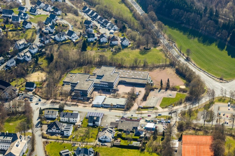 Schmallenberg aus der Vogelperspektive: Schulgebäude der Christine-Koch-Schule in Schmallenberg im Bundesland Nordrhein-Westfalen, Deutschland