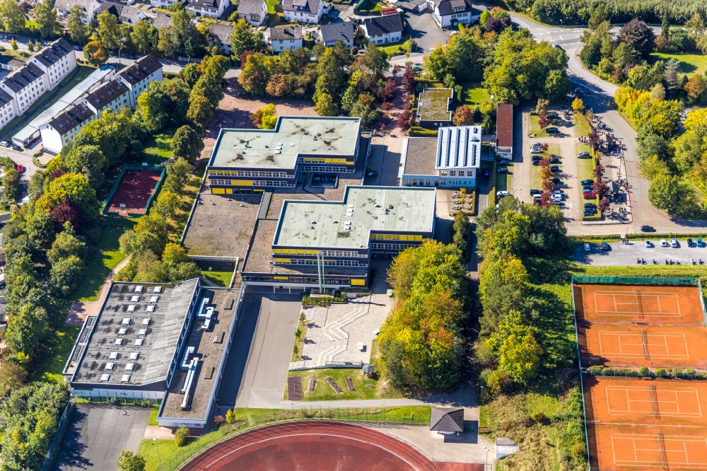 Schmallenberg aus der Vogelperspektive: Schulgebäude der Christine-Koch-Schule in Schmallenberg im Bundesland Nordrhein-Westfalen, Deutschland